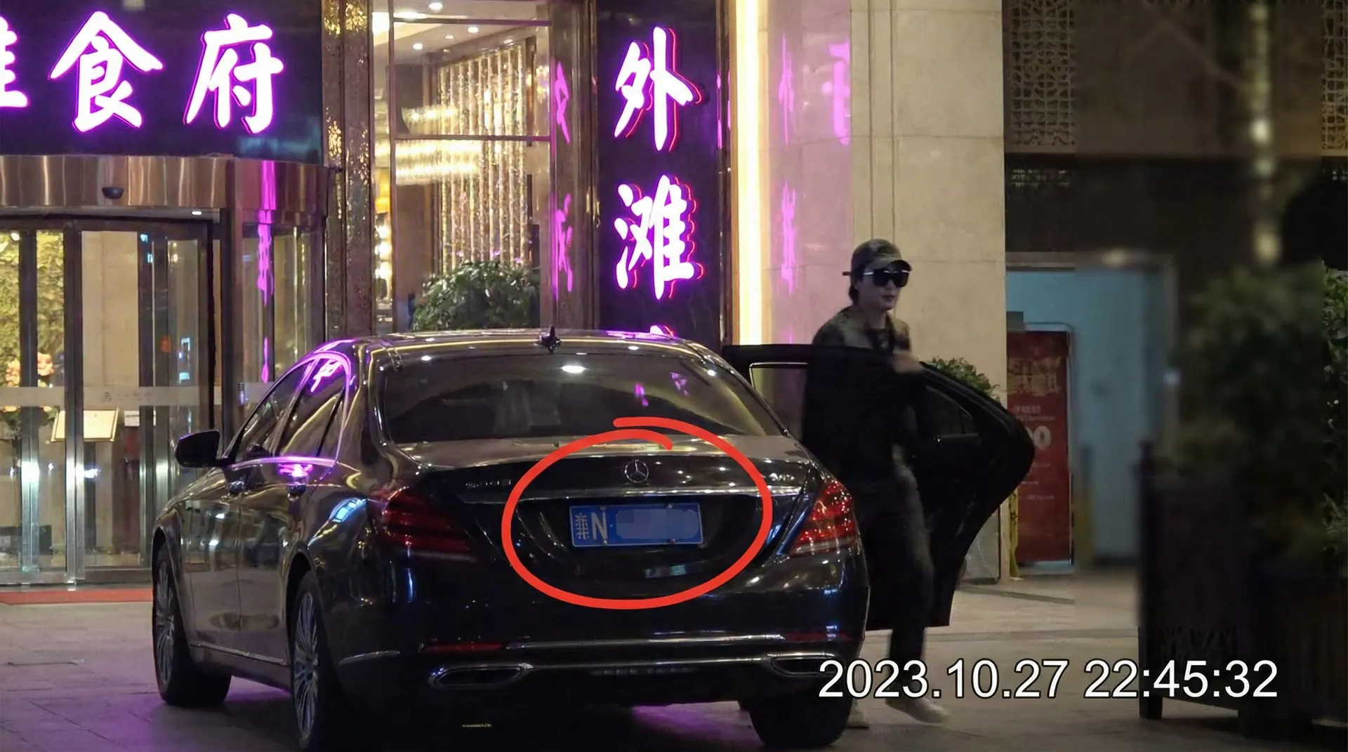 【汝工作室】极品汝工作室视频~汝工作室实时更新导航 - 豪车餐厅外被拍